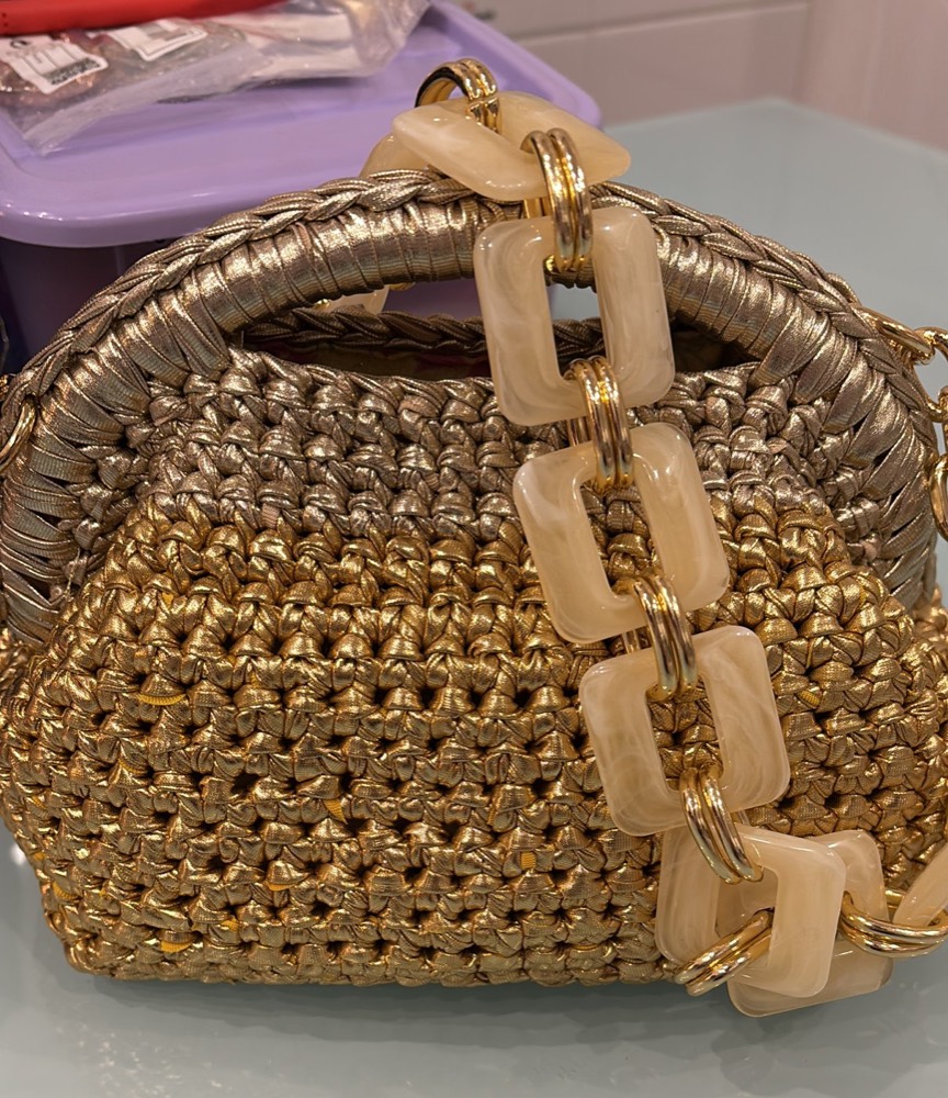 Borsa artigianale all'uncinetto color bronzo con manici in legno