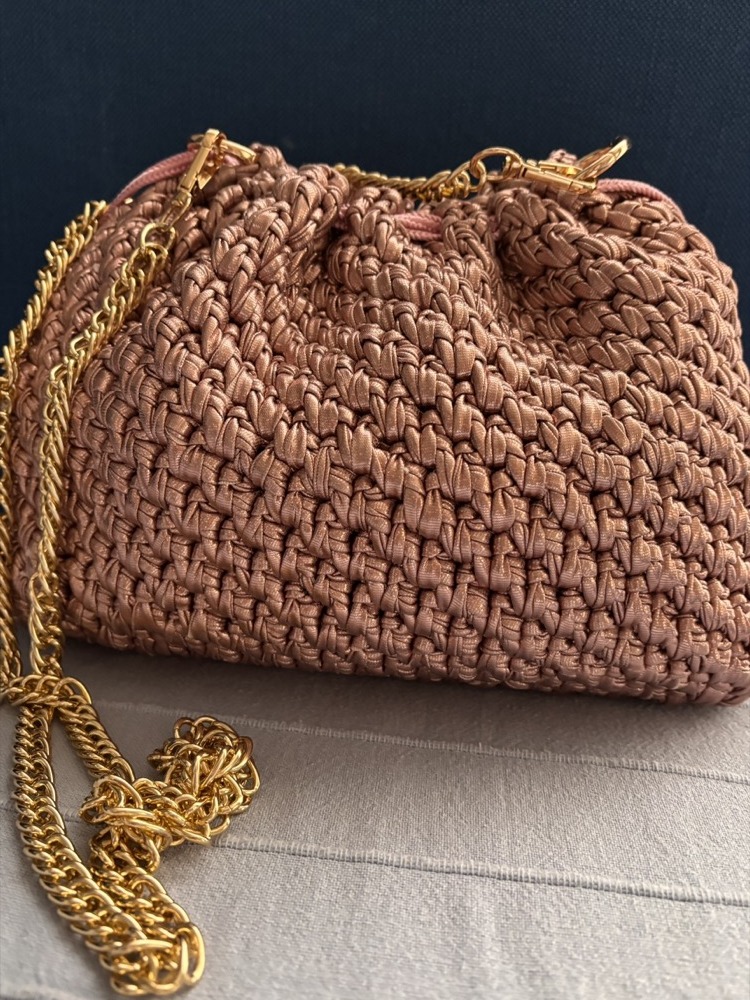 Borsa artigianale all'uncinetto rosa dorato con catena