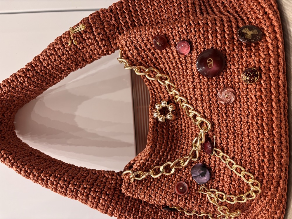 Borsa artigianale all'uncinetto terracotta con bottoni decorativi